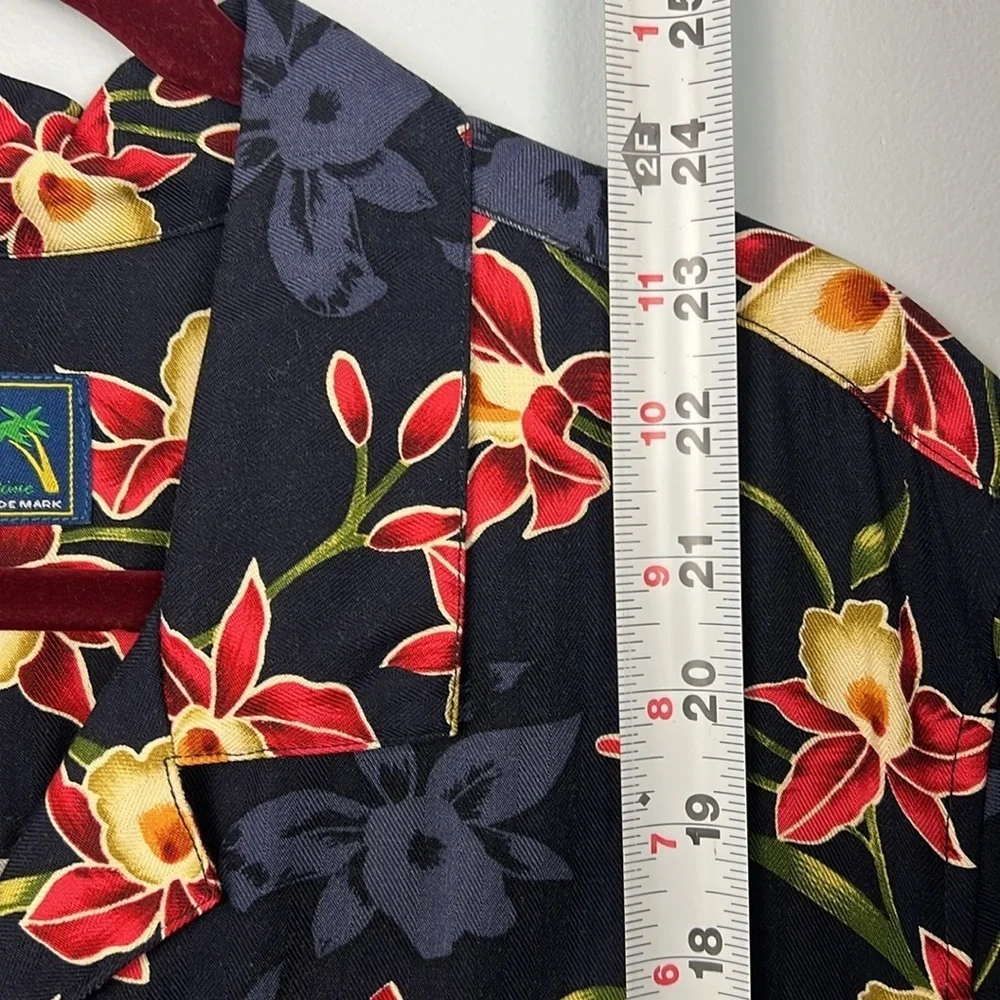 Island Traders large button down tropical Hawaiian women’s wood button top